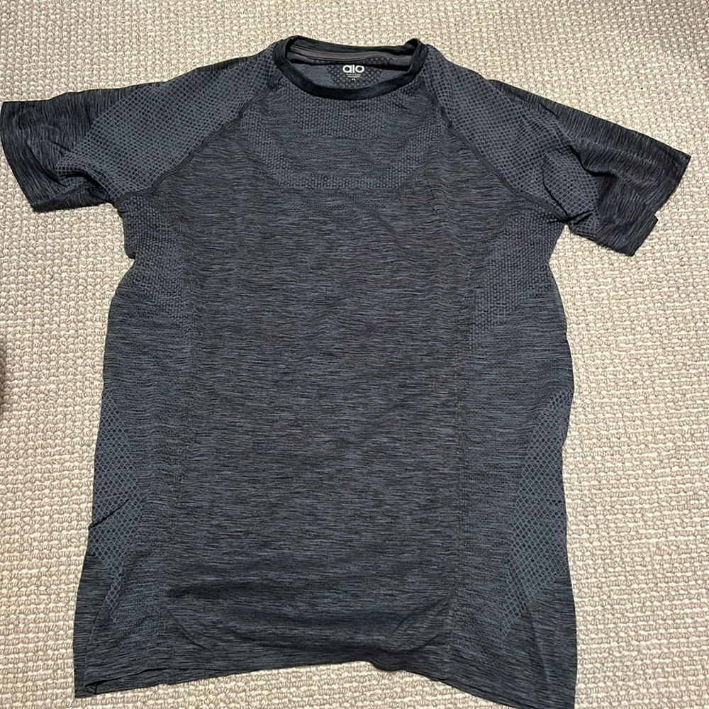 MENS ALO YOGA TOP SIZE M
